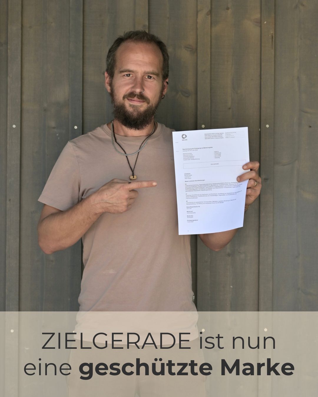 Marcel Bürge hält die offizielle IGE Bescheinigung für den Markenschutz der Wortmarke ZIELGERADE in den Händen